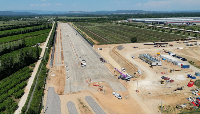 La société Terminal Ouest Provence annonce la pose du dernier rail pour son Terminal Ouest Provence à Grans-Miramas<br>
  Crdit photo : Terminal Ouest Provence