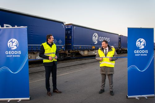 A gauche : Marc Vollet, Directeur des Opérations et du Multimodal de l’activité Road Transport de GEODIS ; à droite : Daniele Bernardi, Directeur Général du métier Road Transport de GEODIS en Italie.