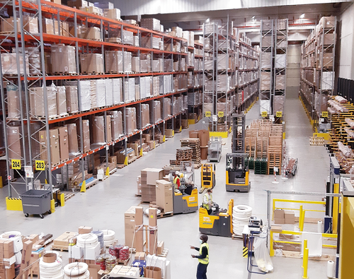 Vue intérieure de l'entrepôt Rhenus à Gretz-Armainvilliers (77) où sont stockés les produits ENR de DSC. Crédit photo : Rhenus Logistics
