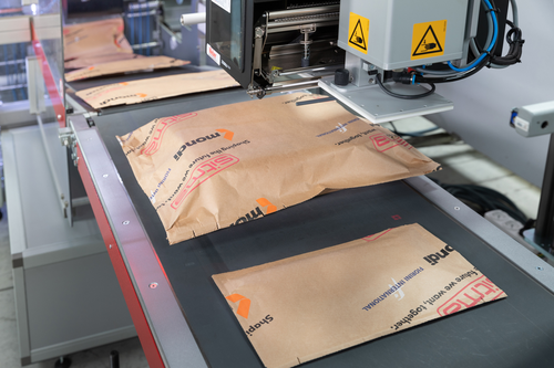La Paper E-Wrap est capable d'emballer selon une logique qui prend en compte les trois dimensions de l'objet, en se conformant à ses volumes et en limitant l'utilisation du matériau d'emballage.