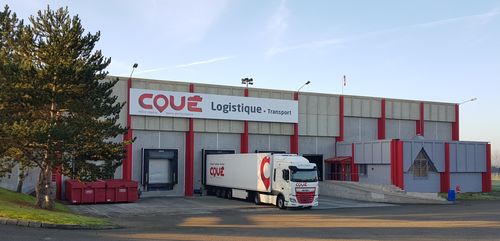 Stratégiquement situé à Laval, au carrefour du Grand Ouest, dans une des zones de chalandises les plus actives de France, Transports Coué Logistique apporte des réponses sur mesure aux besoins de supply chainé spécialisé marchandises sensibles et matières dangereuses.