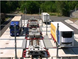 Dans le terminal CargoGate, les semi-remorques sont transbordés de la route au rail. Grâce à un chargement parallèle et entièrement automatisé des remorques sur les wagons dans le terminal CargoBeamer, le processus de chargement est réduit à 15 minutes. Photo: CargoBeamer©