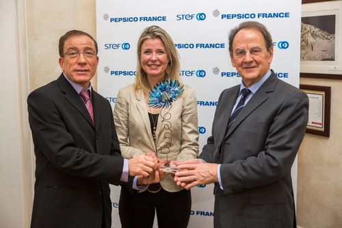 Des salariés de STEF remettent à leur Président, Francis Lemor le prix décerné par PEPSICO France de la meilleure « initiative sociale et sociétale » pour les 20 ans de l'actionnariat-salarié STEF