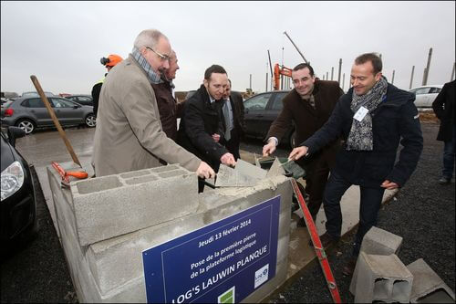 Philippe Arfi, Directeur Général de Goodman France ; Didier Roux-Dessarps, Directeur commerce & marketing de GSE Group et Franck Grimonprez, Président de Log's vont poser ce matin la première pierre symbolique de la nouvelle plateforme conçue pour Log's, en présence de Christian Poiret, Président de la CAD et Maire de Lauwin-Planque. 