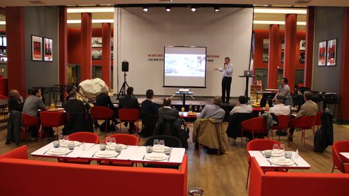 Cette conférence s’est déroulée dans une atmosphère conviviale autour d’un petit déjeuner copieux, et a permis aux auditeurs qui ont répondu à notre invitation, d’assister aux présentations des nouveautés des logiciels WMS (MAGICIM par ILO-CONCEPT) et TMS (XMS par LOGTIMUM).