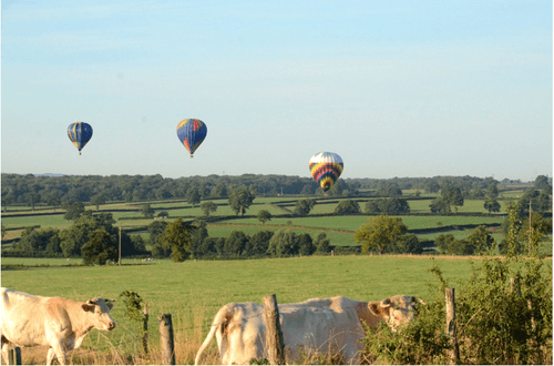 Trois montgolfières dans le ciel du Creusot.