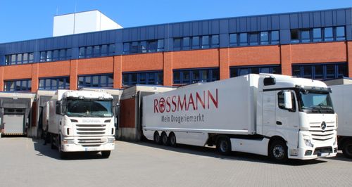 Rossmann Logistikgesellschatf mbH est en charge des livraisons auprès des 2000 drogueries de la marque dans toute l'Allemagne. Quelques 17 000 références transitent par ses six sites régionaux et son site central. (Source : Rossmann)