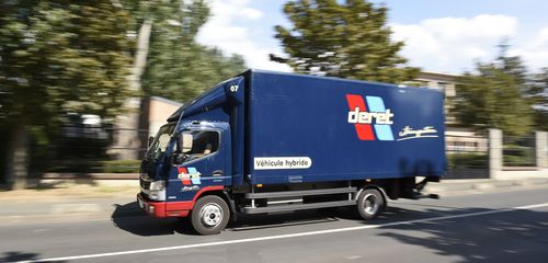 Dès 2013, le transporteur a acquis une flotte de véhicules hybrides diesel/électrique Fuso Canter Mitsubishi distribués en France par Mercedes Benz. 