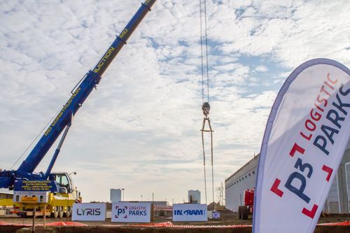 P3 France a fêté l’élévation de la première colonne au P3 Park Lomme, pour son client Ingram Micro pour lequel P3 réalise la construction d’une extension clé-en-main ainsi que la réhabilitation complète de l‘entrepôt existant.