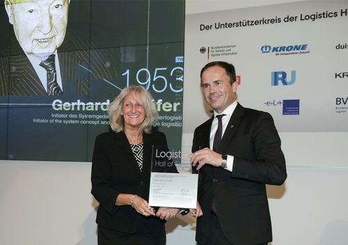 Dr Jochen Köckler, directeur du conseil d’administration de Deutsche Messe AG, remet le certificat Hall of Fame pour Gerhard Schäfer à sa fille Traute Schäfer, sociétaire de SSI Schäfer. 