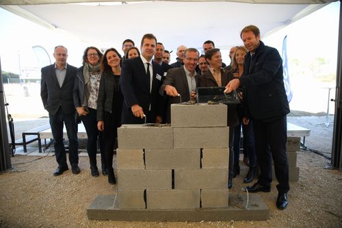 L’événement de « pose de la 1ère pierre » permet de lancer officiellement le chantier de construction de la nouvelle plateforme et de réunir tous les acteurs du projet.