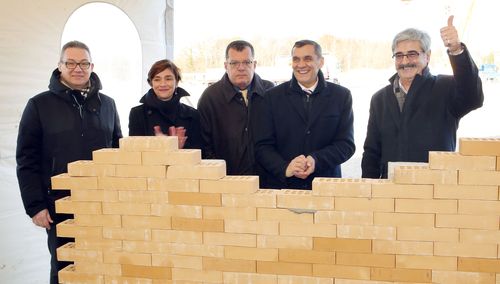 La pose de la première pierre, avec de gauche à droite : Patrick Zulian, Président construction et énergie SPIE, Julie Barlatier Prieuret, Directrice Générale de BARJANE, Olivier Leonhardt, Sénateur de l’Essonne, Jean Michel Giraudeau, Maire d’Ollainville, Claude Gruffat, Président de Biocoop