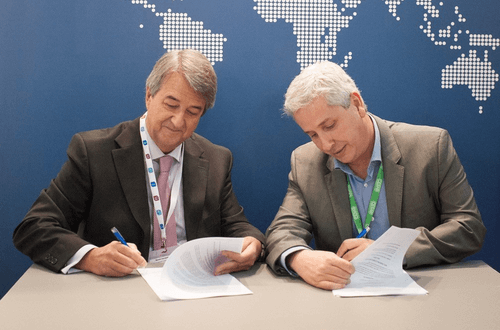  Signature de l’accord entre AndSoft et TransFollow au Salon Logistics Madrid 2018, Ramón Fernández, responsable du déploiement et des opérations e-CMR de TransFollow, en collaboration avec Víctor Vilas, directeur du développement commercial d’AndSoft. 