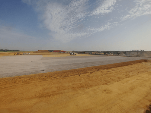 Chantier de construction du bâtiment logistique de 37 700 m² sur le Parc de la Butte aux Bergers à Louvres – Photo : Ecolapse