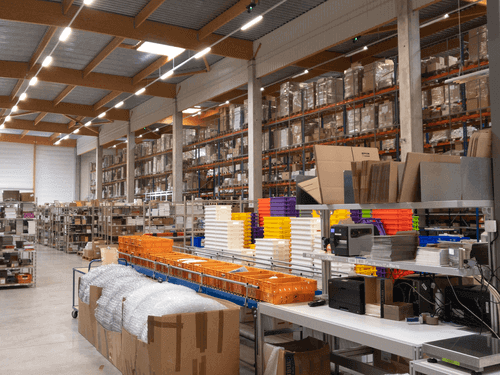 AVM digitalise sa logistique grâce à A-SIS ( SAVOYE) et son WMS maGistor