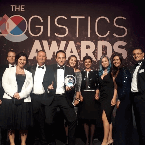 Cérémonie des Logistics Awards 2019 : Ricardo Rodriguez, Expansion Manager DECATHLON UK et Julie Barlatier Prieuret, Co-Fondatrice et Directrice Générale de BARJANE accompagnés de leurs équipes. 