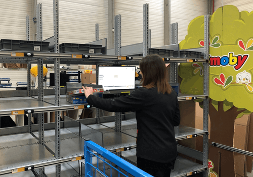 Noël : comment PMO Log fait face au défi logistique avec le WMS IzyPro d’ACSEP et Pick to Light Systems