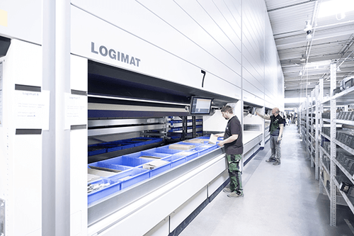 La tour de stockage Logimat® par SSI SCHÄFER répond à deux problématiques importantes dans les entrepôts : rationnaliser l’espace de stockage et optimiser la préparation de commandes