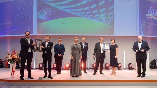dm-drogerie markt reçoit le Prix allemand de la logistique lors du congrès de BVL à Berlin