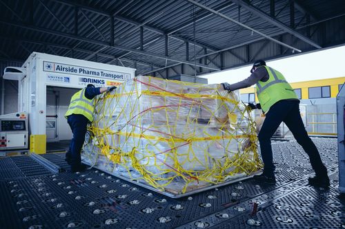 DHL, le leader mondial du marché de la logistique, lance la distribution du vaccin contre la Covid-19 à l'international. 