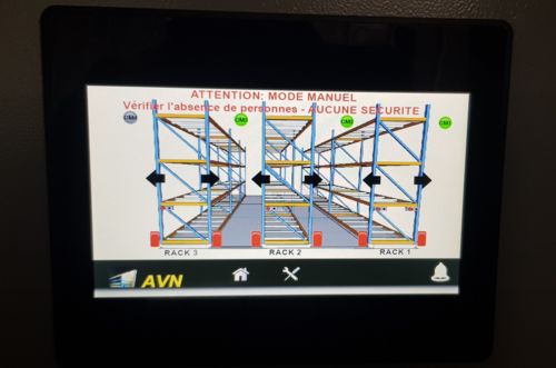 Sans impacter l’exploitation de l’entrepôt, AVN France a procédé au remplacement des 2 coffrets maîtres ainsi que les 9 coffrets esclaves, mettant en valeur la communication TCP/IP des automates, IHM, variateurs et gestion de cellules de positionnement.
