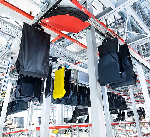 Avec le pocket sorter SSI Carrier, SSI Schäfer propose une technologie de convoyeur aérien extrêmement compacte et polyvalente pour le traitement en parallèle des commandes de différents canaux de distribution. Elle est particulièrement adaptée au e-commerce grâce, entre autres, à un traitement efficace des retours.