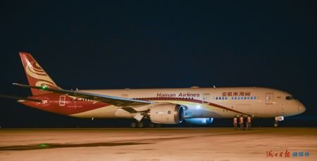 Le Boeing 787-900 de Hainan Airlines, avec une cargaison de colis e-commerce à destination de l'Europe, se prépare à décoller à l'aéroport international de Haikou Meilan en Chine