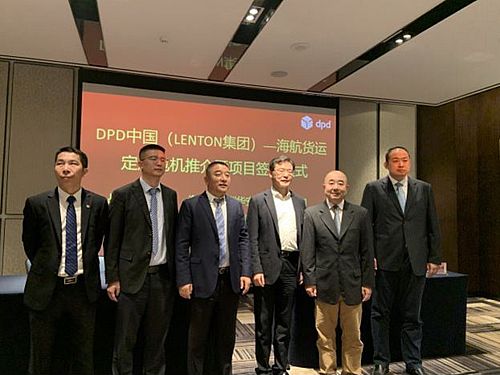 Charles Chu, Directeur Chine de Lenton Group (troisième à partir de la droite) en compagnie de la direction de Hainan Airlines, après la cérémonie de signature de l'accord.