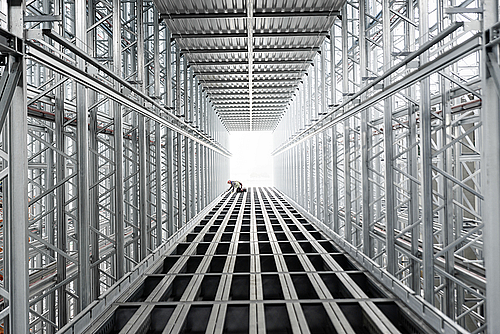 L’entrepôt grande hauteur, construit en silo, dispose d’une structure de rayonnages métalliques autoportante.