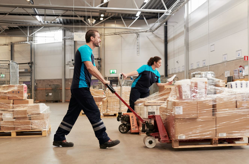 Grâce aux postes caméra installés aux 35 portes de quai du site de Norrköping, le système détectera et analysera instantanément les étiquettes des palettes avant le chargement des marchandises dans le camion.