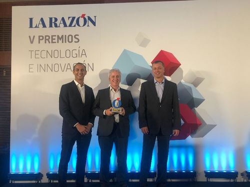Julio Borrell, COO d'AndSoft, Víctor Vilas, responsable du développement commercial d'AndSoft et Stéphane Berteil, PDG d'AndSoft lors du 5ème Gala des Prix de la Technologie et de l'Innovation La Razón.