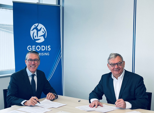 A droite : Olivier ROYER, Directeur Général de l’activité Road Transport de GEODIS. A gauche : Bruno NEYRAT, Président du Groupe SOBOTRAM