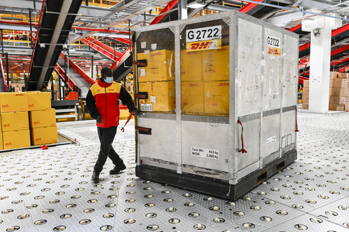 DHL Express, leader du transport express international, prévoit d'acheminer plus de 2 500 000 colis en Ile-de-France sur le mois de décembre 2021, soit +50% par rapport au reste de l'année et +10% par rapport à décembre 2020