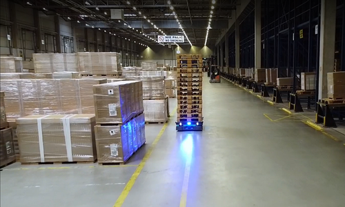 Dans le cadre d'un investissement conjoint avec son client IKEA, FM Logistic vient de déployer un robot autonome MiR500 afin de fluidifier les processus logistiques de l'entrepôt de Jarosty en Pologne