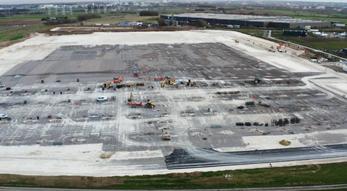 En septembre dernier, le Groupe Elcimaï a lancé les travaux d’un entrepôt logistique XXL nouvelle génération, « en blanc », à Amiens-Saint-Sauveur (80), ZAC des Bornes du Temps II. 