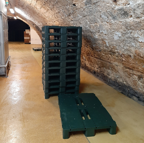 Palettes CS1 de Craemer, fabriquées aux couleurs de la Société des Caves, et avec des renforts en inox pour éviter tout risques de corrosion. Crédit Photo : Société des Caves 