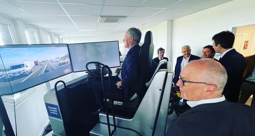 Le centre de formation d’AFTRAL comprend 1300 m² d’entrepôt pédagogique aménagé, 300 m² de salles de formation et de salles pédagogiques, deux simulateurs de conduite Poids lourds, une aire d’évolution extérieure pour la logistique et le transport comprenant notamment deux pistes poids lourds… 