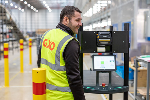 L'installation est quipe d'clairage LED, de panneaux solaires, de dispositifs automatiss et de systmes innovants de contrle de la temprature pour accrotre l'efficacit et minimiser l'impact environnemental