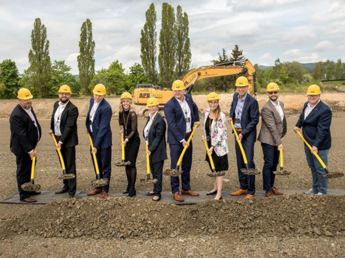 De gauche à droite : Václav Hora (maire de Vrskmaň), Jiří Rösner (directeur de l’usine Chomutov, JUNGHEINRICH Chomutov s.r.o.), Lukáš Musil (membre du conseil d’administration, RSJ Investments), Klára Sobotková (directrice du développement régional CZ, Panattoni), Sabine Neuß, (membre du Directoire en charge de l’Ingénierie, Jungheinrich AG), Marek Hrabáč (maire de Chomutov et conseiller d’Ústecký kraj (gestion des transports et des routes), Darina Kováčová (maire de Jirkov), Matthias Stangenberg (chef de projet, nouvelle usine de Chomutov, JUNGHEINRICH AG), Jan Andrejco (directeur technique, Panattoni) et Michal Kováříček (chef de projet, Goldbeck Bau s.r.o)