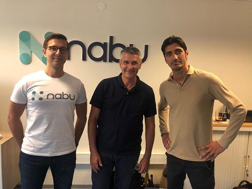 De gauche à droite : Arnaud DOLY- Fondateur de NABU, Jean-Marc ROCHE – Directeur commercial Overseas AKANEA, Karim MEDJGAL, Chef de produit Akanea DOUANE