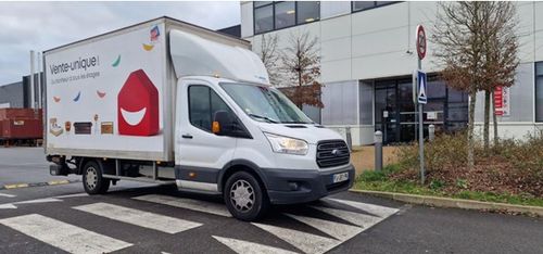 En juin 2022, les équipes de Vente-unique ont souhaité internaliser une partie de leur flotte de véhicules pour la livraison des commandes avec la création de l’entité Vente-unique Delivery. 