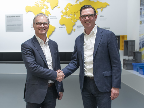 Manfred Hummberger, CEO DS Automotion, et Steffen Bersch, CEO de SSI Schaefer Group, saluent la prise de participation complète de DS Automotion par SSI SCHÄFER et le renforcement de la capacité d’innovation dans les domaines de la robotique et de l’automatisation. © SSI Schaefer