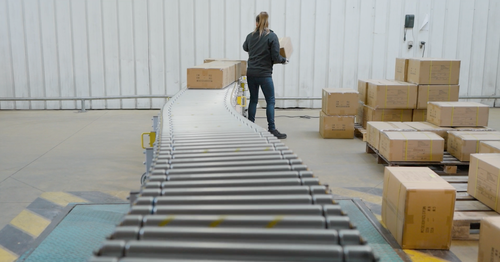 Chantelle a installé sur sa plateforme logistique de Villers-Bretonneux un convoyeur flexible motorisé du fabricant FMH Conveyors, distribué en France par UVOTec