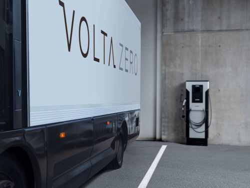 Le Volta Zero est le premier véhicule tout-électrique de 16 tonnes au monde conçu pour la logistique urbaine, réduisant ainsi l’impact environnemental des livraisons en centre-ville.