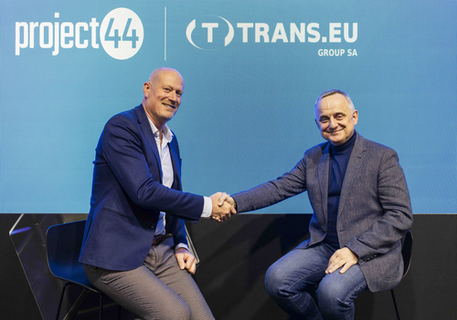 Signature du partenariat entre Trans.eu et Project44, le 10 mai 2023, au salon Transport Logistic à Munich. De gauche à droite : Sjoerd Eekelaar, Vice President Northern Europe Project44 et Bogdan Kosturek, Vice President of Technology and Product Development Trans.eu.