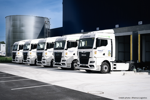 Camions hybrides au bio-carburant B100 devant la cuve et les entrepôts Rhenus à Strasbourg. Crédit photo : Rhenus Logistics