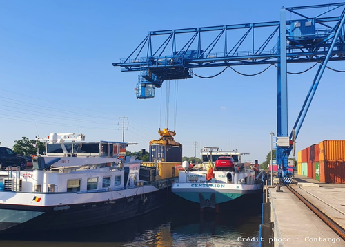 Barges en escale au terminal  conteneurs Contargo  Valenciennes. Crédit photo : Contargo