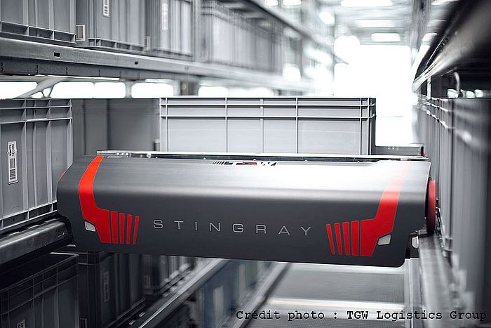 Le shuttle Stingray est polyvalent pour le transport de bacs, de cartons, de plateaux et de produits textiles suspendus