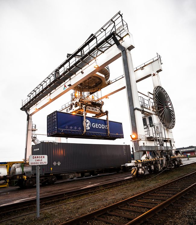 Le portique de manutention du terminal de transport combiné<br>
                              Crédit photo : Franck VOGEL