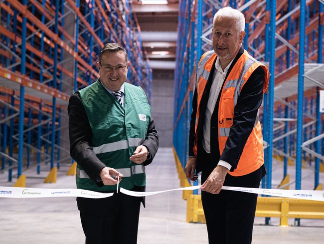 De gauche à droite : Dominique Dervaux (Vetoquinol) et Laurent Schuster (Rhenus Logistics), lors de la cérémonie d'inauguration du partenariat logistique à Strasbourg <br>
          Crédit photo : Rhenus Logistics